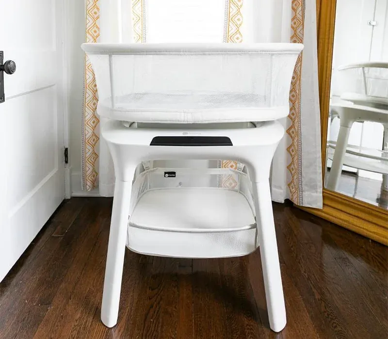 4moms MamaRoo Sleep är en smart och elektrisk spjälsäng med massor av funktioner som kommer lugna din bebis.