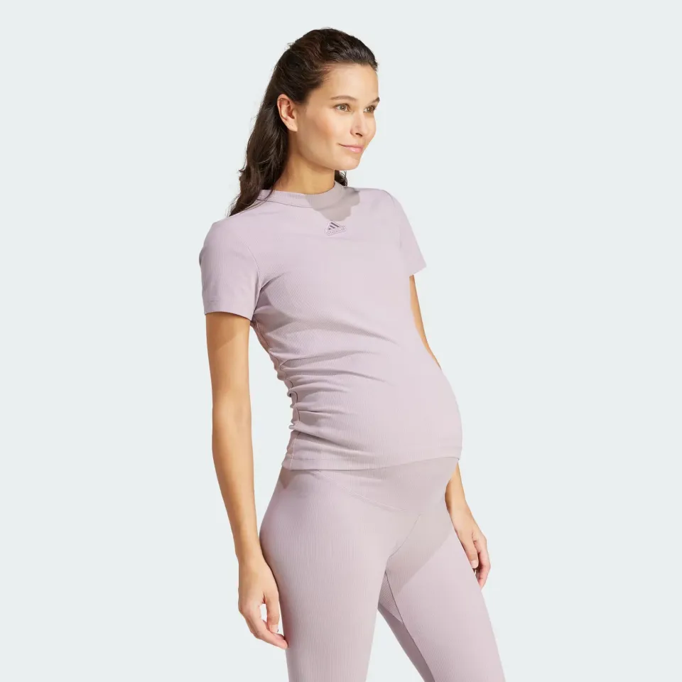 Adidas RIBBED FITTED T-SHIRT är framtagen för gravida. Med ett följsamt och fuktavvisande tyg är denna träningströja mycket bekväm att bära.