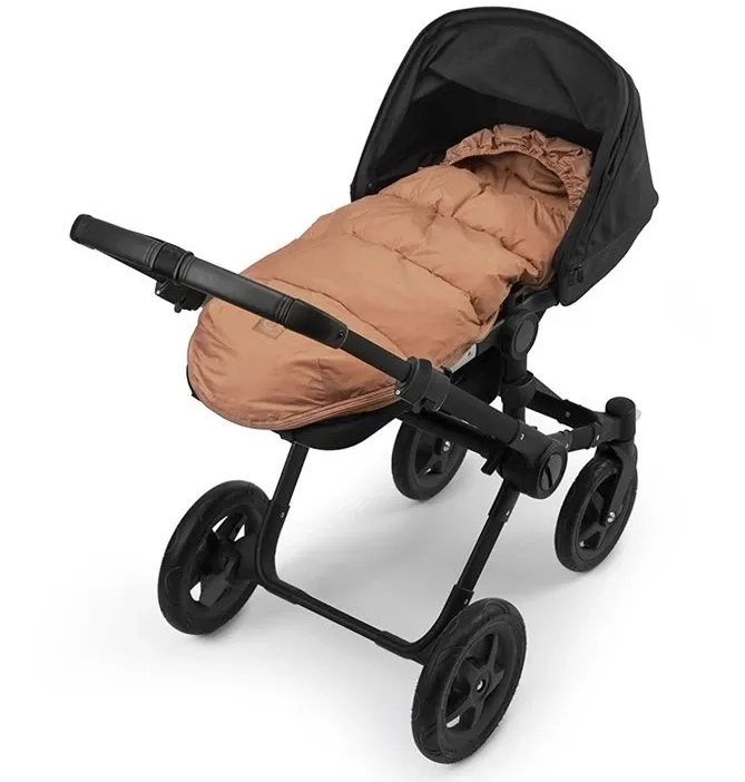 Åkpåse är ett bra tillbehör till barnvagnen under vintern för att hålla barnet varmt och komfortabelt.