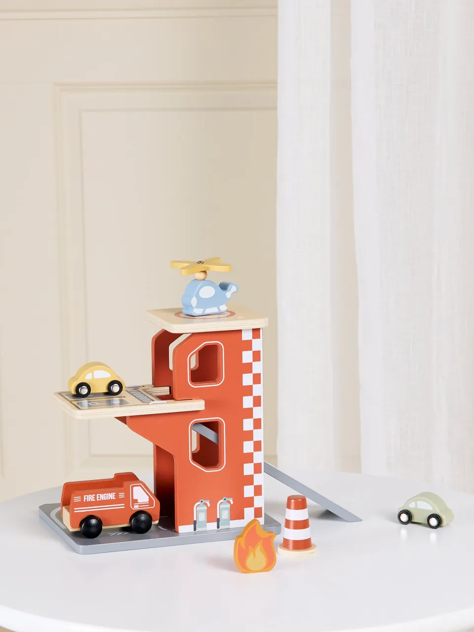 En leksaksbrandstation är ett utmärkt 3 års presenttips. Vi gillar att garaget går att öppna så att bilarna kan köra ut på uppdrag.