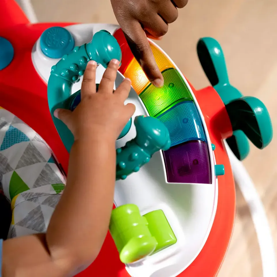 Baby Einstein 2-i-1 Sky Explorers placerar sig högt upp i vårt hoppgunga bäst i test tack vare många bra funktioner och härliga färgval.