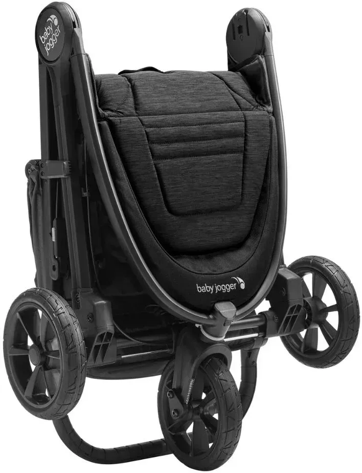 Baby Jogger City Mini Gt 2.1 är en bäst i test sulky som här är helt hopfälld, då tar den inte upp mycket plats.