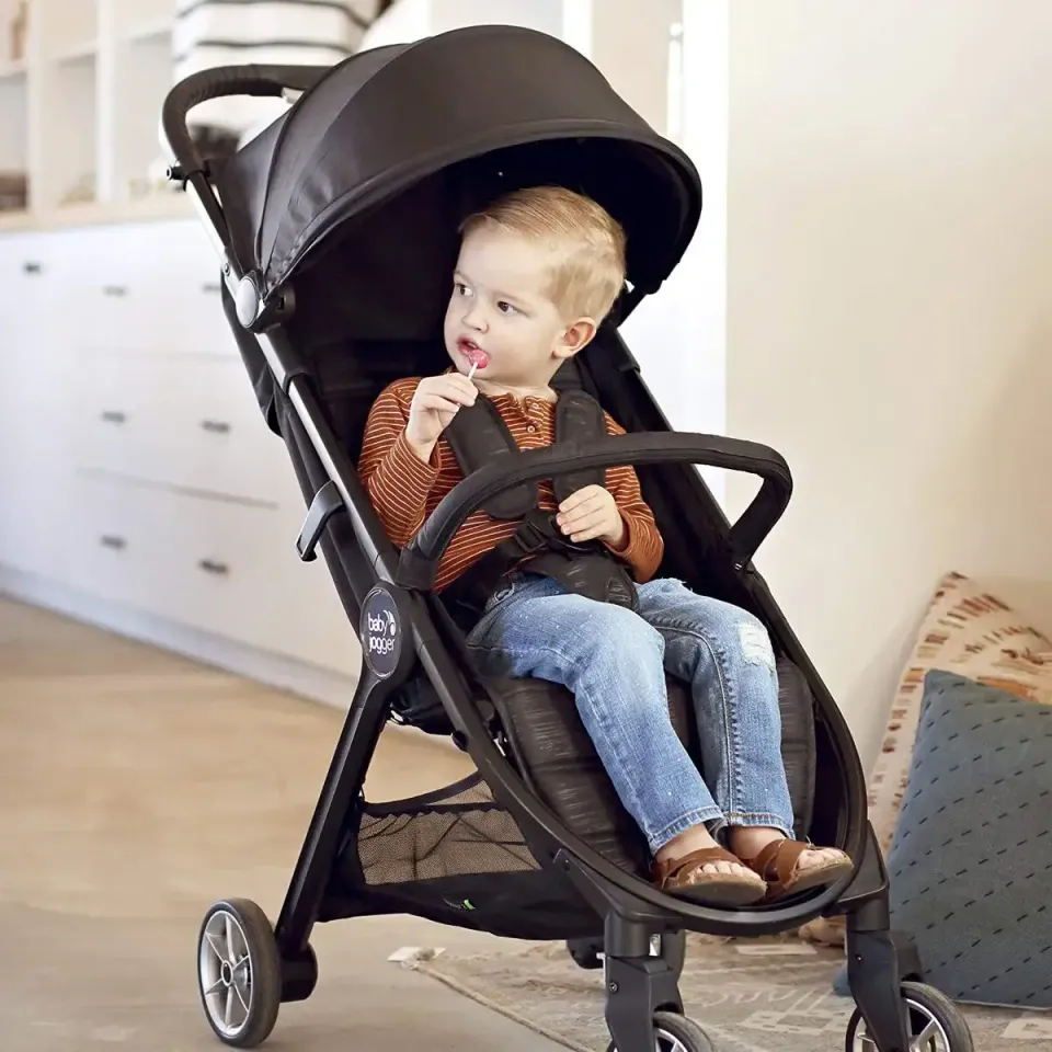 Baby Jogger City Tour 2 är den perfekta resesulkyn och är smidig och enkel att hantera. Den går även att ta med sig på flygplanet.