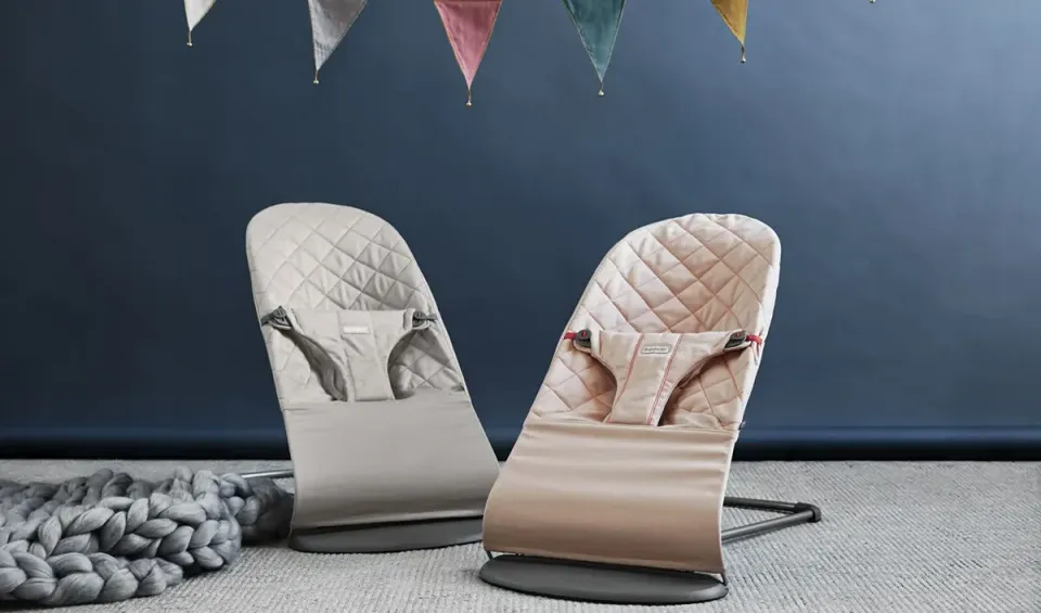 BabyBjörn Babysitter är bäst i test enligt oss. Den är stabil, bekväm och passar in i det moderna hemmet.