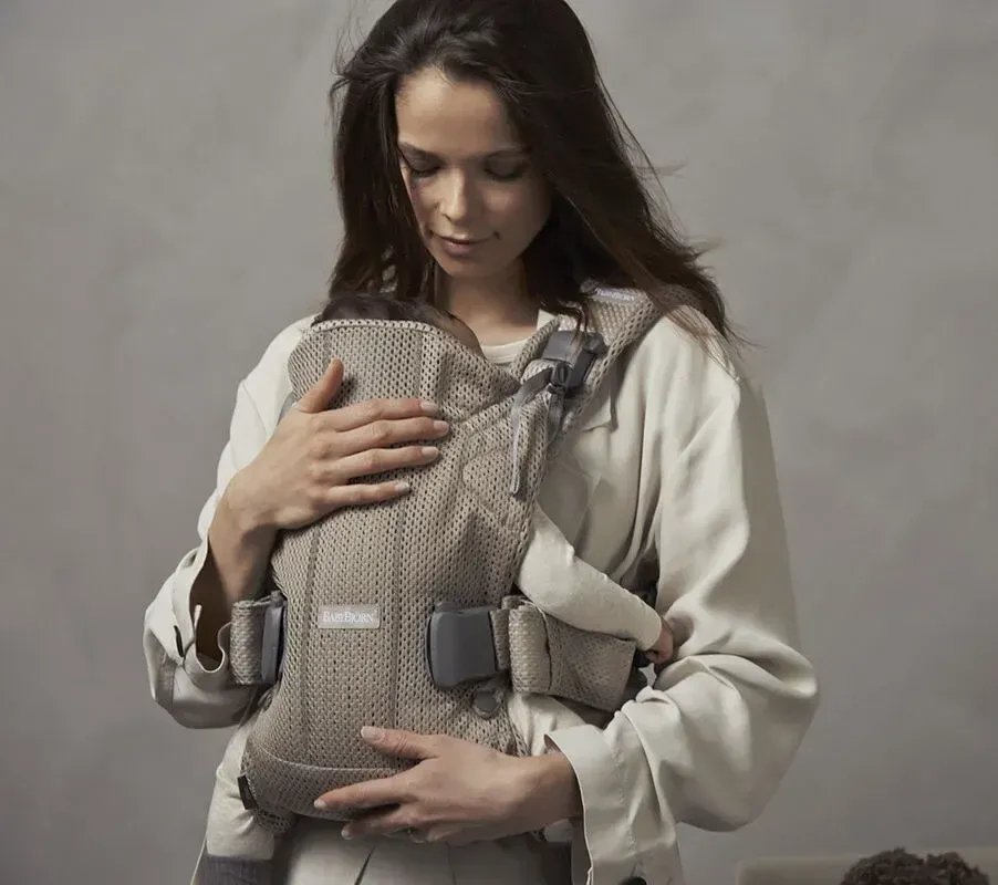 BABYBJÖRN BÄRSELE ONE AIR är bästa bärsele när det är varmare perioder. Med denna kan man bära barnet både fram och på ryggen. Ergonomisk modell med bra stöd för både förälder och bebis.