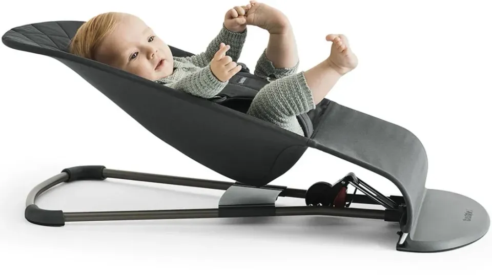 BabyBjörn Bliss är bästa babysitter enligt oss. Den är stabil, har fin design och bekväm för bebisen att sitta i.