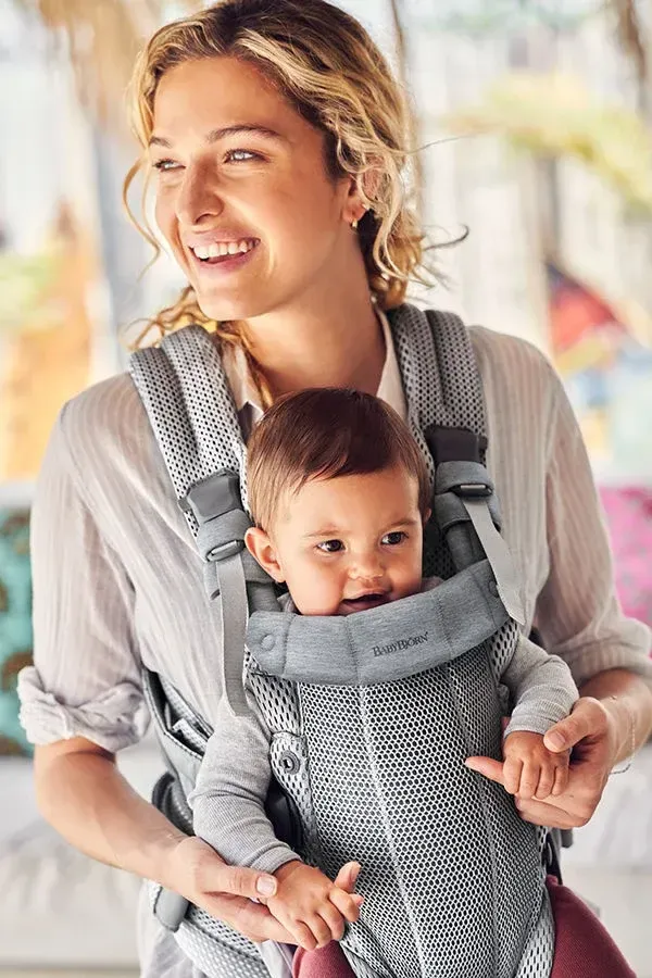 BabyBjörn Harmony Bärsele 3D Mesh är en sval bärsele som tillhör toppen i vårt bärsele bäst i test. Den är en påkostad och ergonomisk modell.
