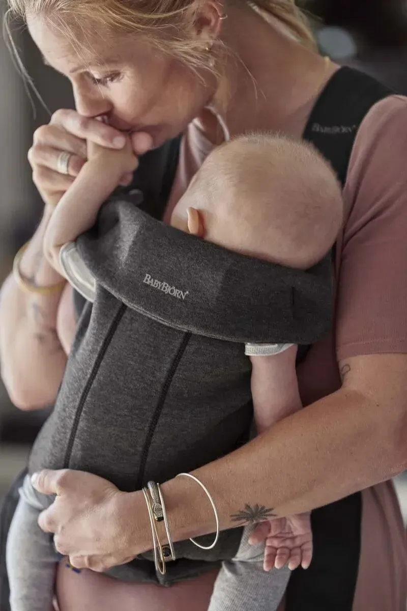 BabyBjörn Mini Bärsele 3D Jersey är en bäst i test bärsele för nyfödda och passar upp till 1 år. Den är mjuk och sval och ger ett bra stöd till barnet.