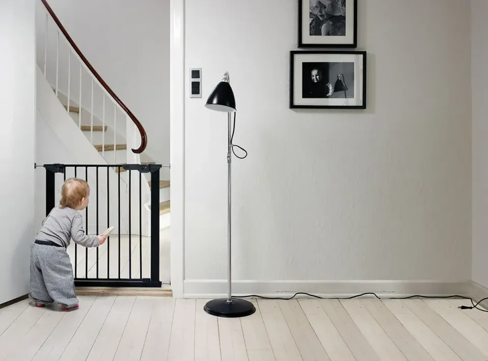 BabyDan Premier tar sig högt upp i vårt spänngrind bäst i test.