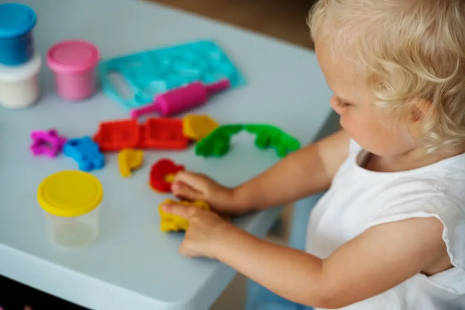 Att leka med lera eller Play Doh hemma vid VAB är en kul aktivitet som förbättrar barnets motorik och kreativitet.