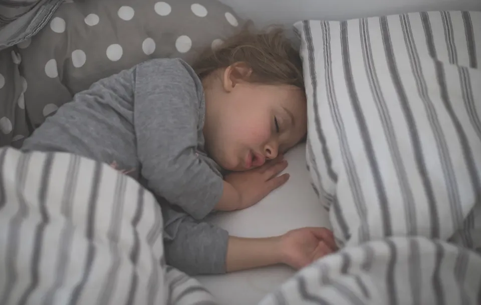 Hur mycket barn sover är olika när de kommer upp i 1-3 års ålder. Men de behöver fortfarande mycket mer timmars sömn än en vuxen.