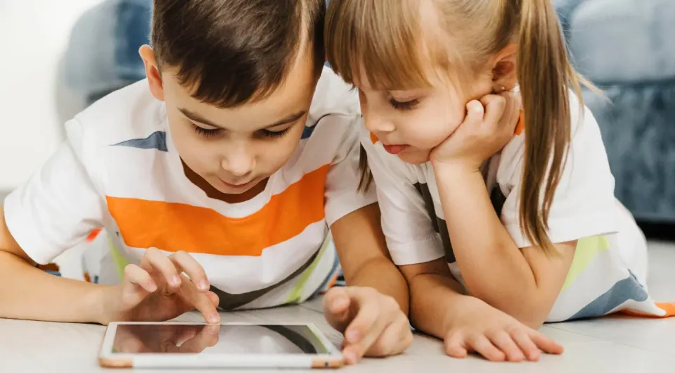 Bästa app för barn hittas i vår lista. Där finns fler bra pedagogiska appar som lär barn och förbereder för både förskola och vanlig skola.