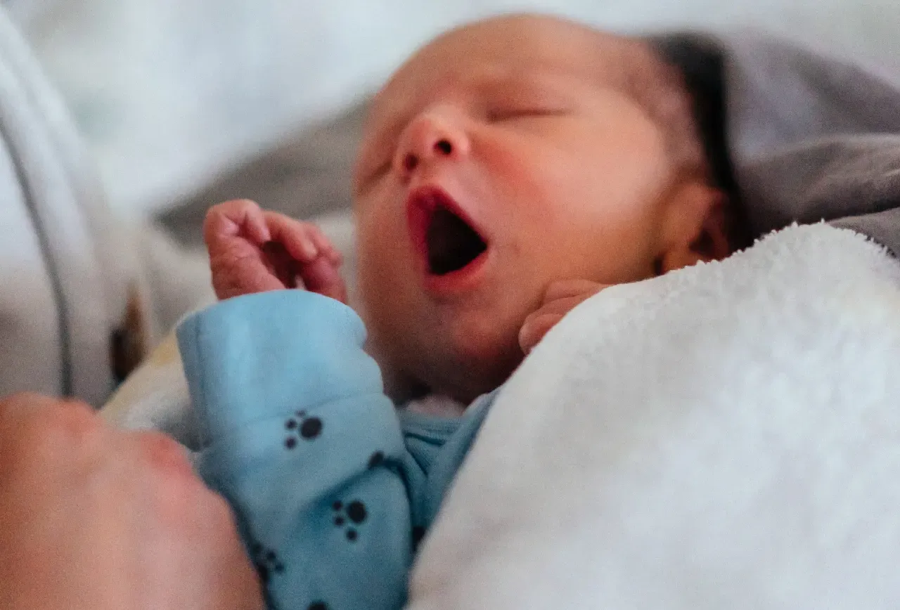 Hur mycket sover bebisar och nyfödda? Tips för bättre sömn