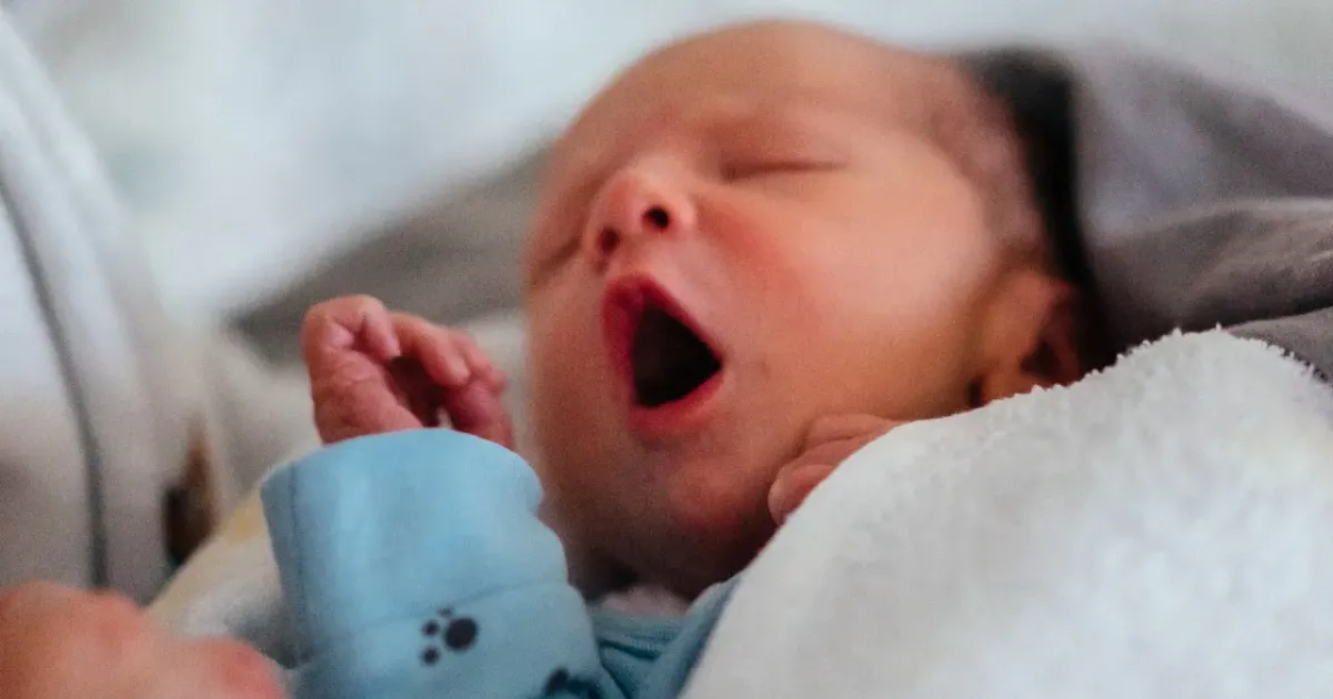 Hur mycket sover bebisar och nyfödda? Tips för bättre sömn