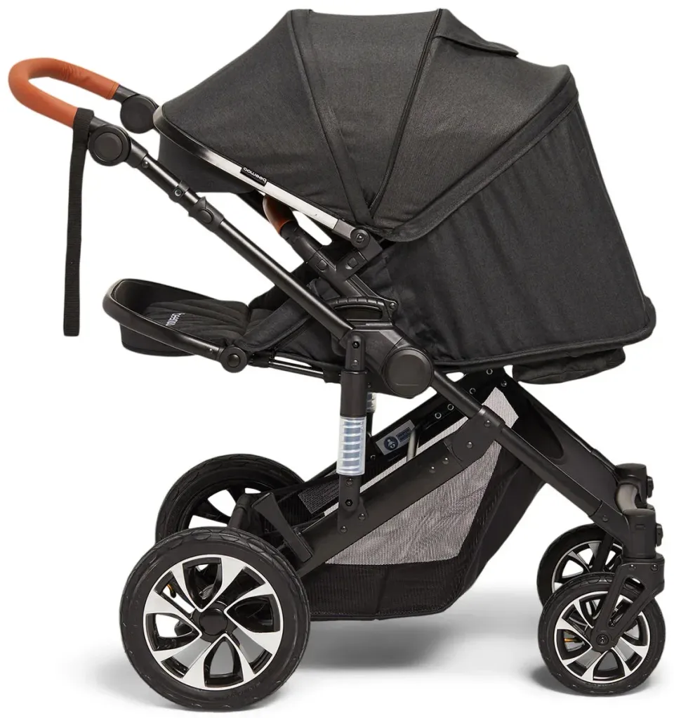 Den billiga sittvagnen Beemoo Maxi 4 från sidan. Här syns den stora och utdragbara suffletten.