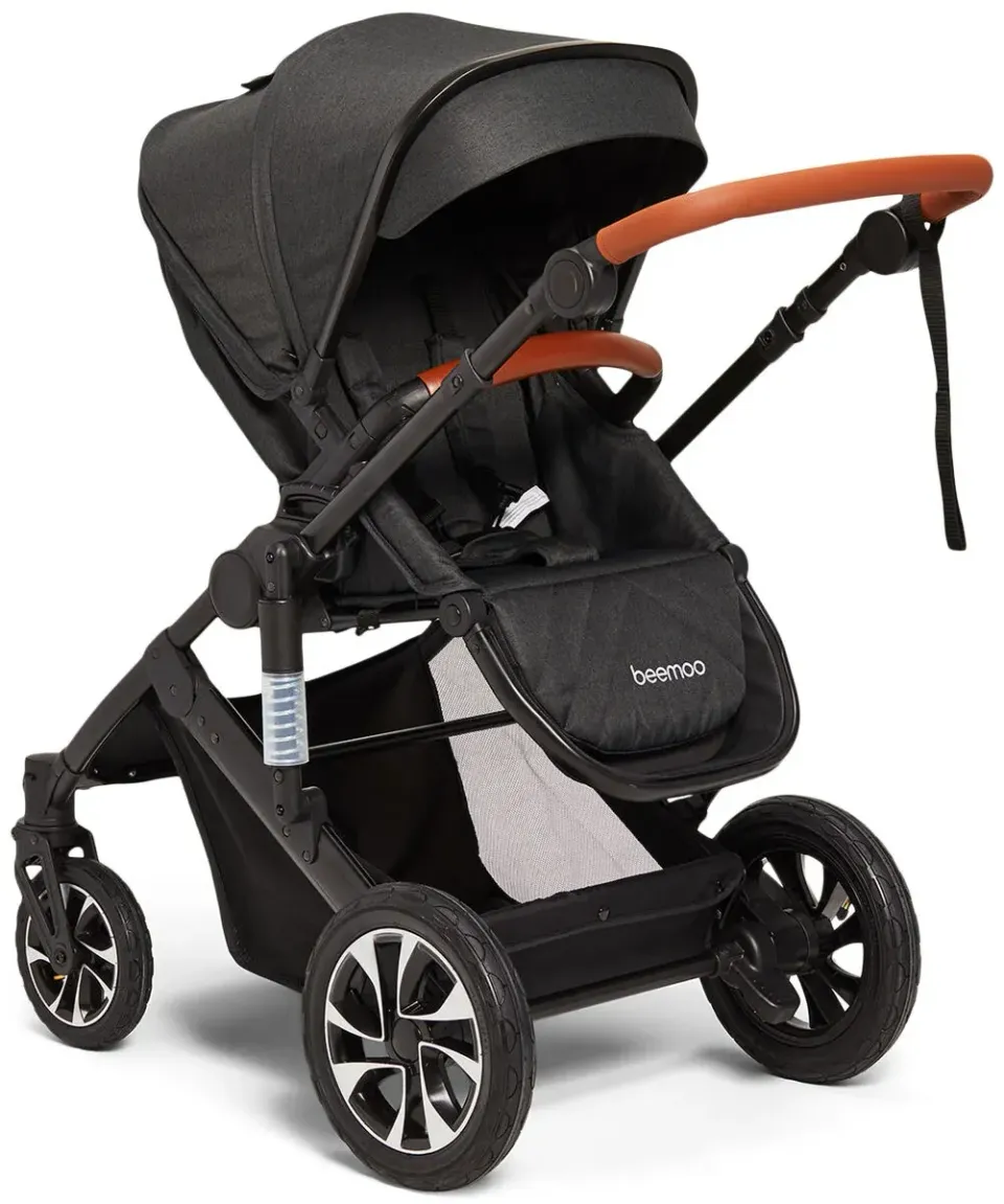 Beemoo Maxi 4 är en bra och billig vändbar sittvagn. Bygeln och handtaget är gjort av snyggt konstläder.