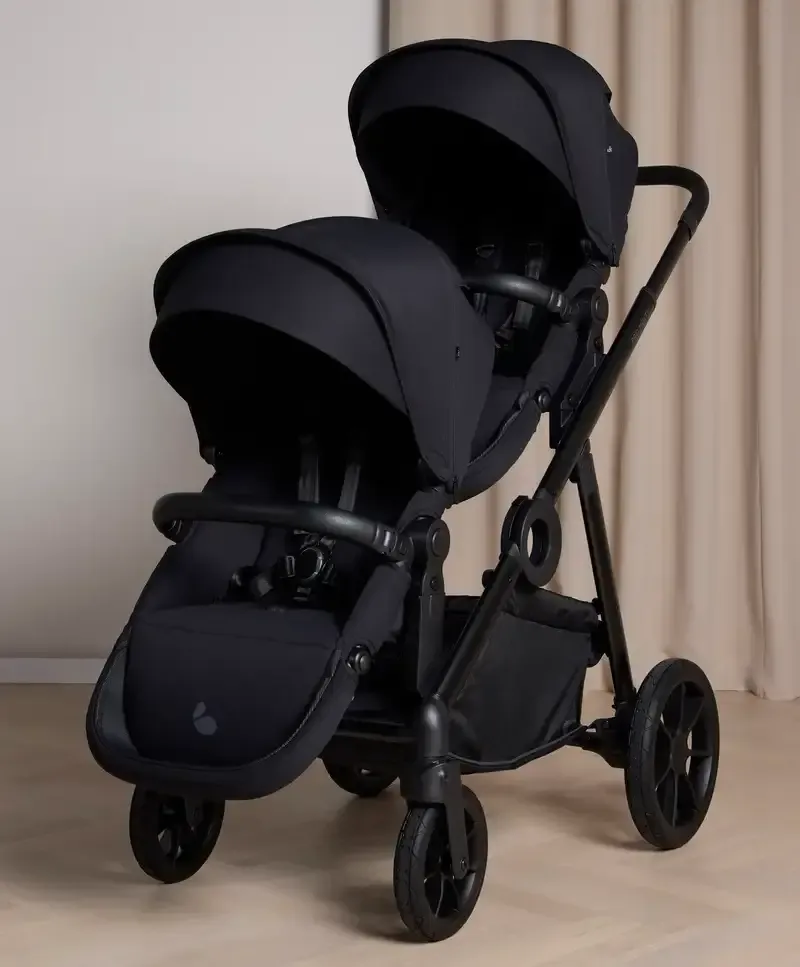 Beemoo Pro Multi 2 syskonvagn uppställd på ett golv. Den har en stilren design med snygga detaljer i konstläder.