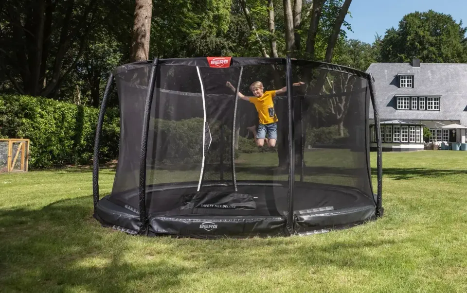 BERG Champion InGround är en bäst i test studsmatta i kategorin nedgrävd. Den har en tyst och mjuk studs som hjälper till att sätta fart i varje hopp.