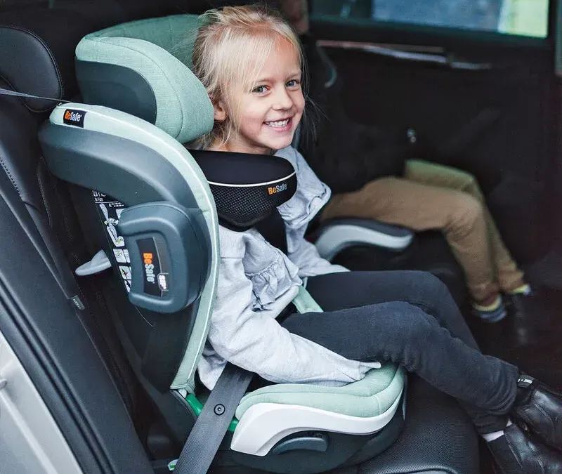 BeSafe iZi Flex Fix i-Size är bästa framåtvända bilbarnstolen enligt oss, den är mjuk och bekväm att sitta och har hög säkerhet med bland annat krockskydd i sidan. Dessutom finns den i flera färger, som blå, svart, grön, grå m.m.