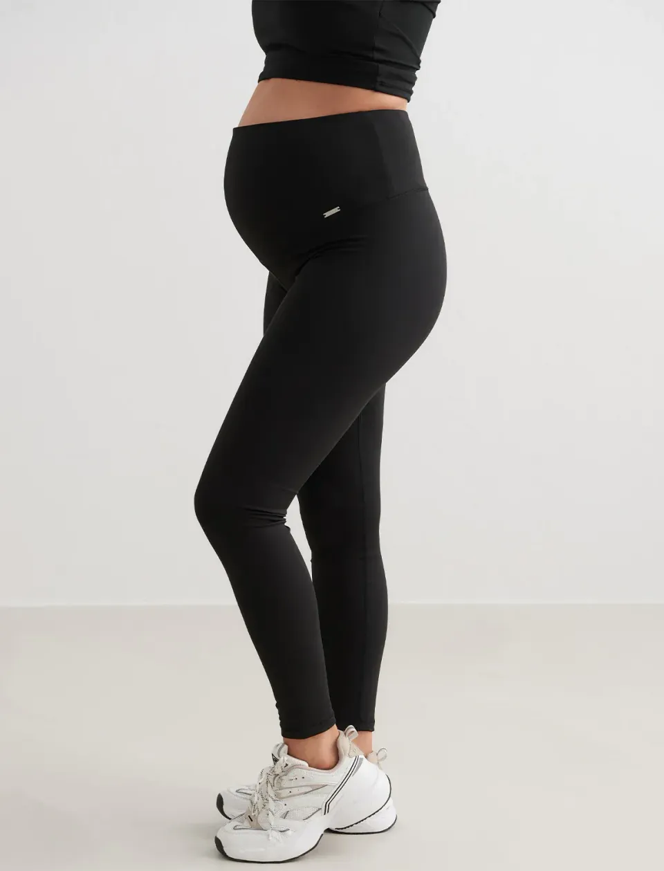 Aim'n Warming Maternity tights är ett par varmare träningsbyxor för gravida, som passar utmärkt under höst och vår när man vill vara ute och promenera. Tillhör topplistan av tränignstights för gravida i vårt bäst i test.