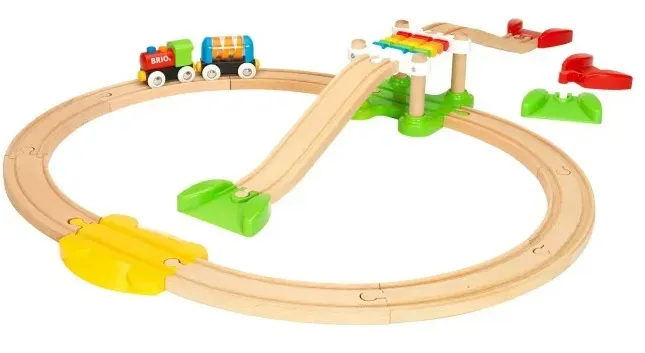 BRIO Min första järnväg är ett enkelt leksakståg på bana.