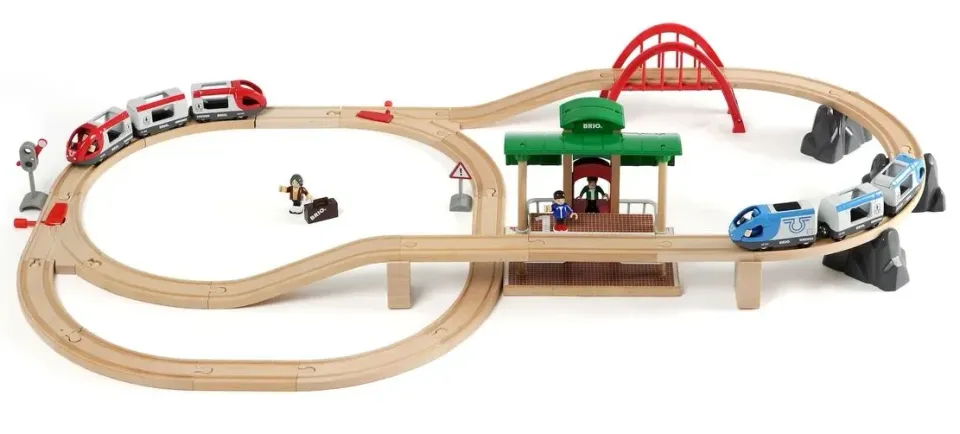 BRIO World Stora Persontågsetet låter barnet vara lokförare över två olika tåg. Banan går dessutom att bygga hur man vill själv.