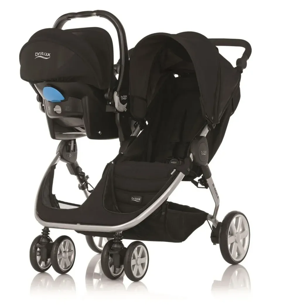 Britax Römer Syskonvagn B-Agile Double tillsammans med ett babyskydd. Det går att kombinera denna syskonvagnen på flera olika sätt. En flexibilitet som vi gillar starkt.