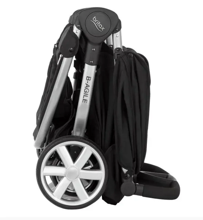 Britax Römer Syskonvagn B-Agile Double när den är hopfälld. För att vara en syskonvagn tar den väldigt lite plats när den fälls ihop, vilket är perfekt om man bor lite trångt.