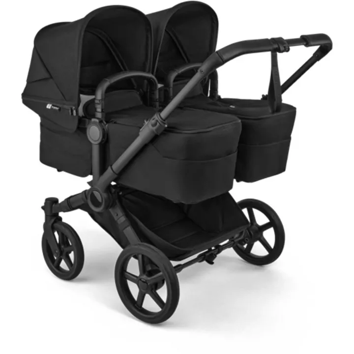 Bugaboo Donkey 6 i tvillingutförande, med den rymliga varukorgen under chassit.