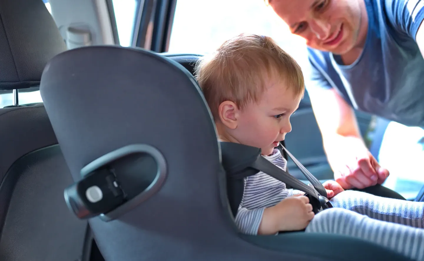 Byta från babyskydd till bilbarnstol - Guide för när man byter