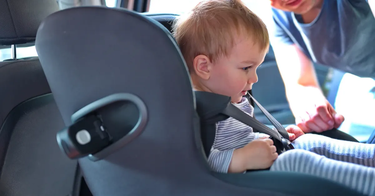 Byta från babyskydd till bilbarnstol - Guide för när man byter