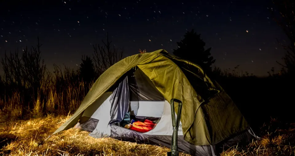 Camping är en billig aktivitet att göra med barn under sommarsemestern. Det går utmärkt att campa i trädgården. Det kommer blir ett kul äventyr för barnet oavsett!