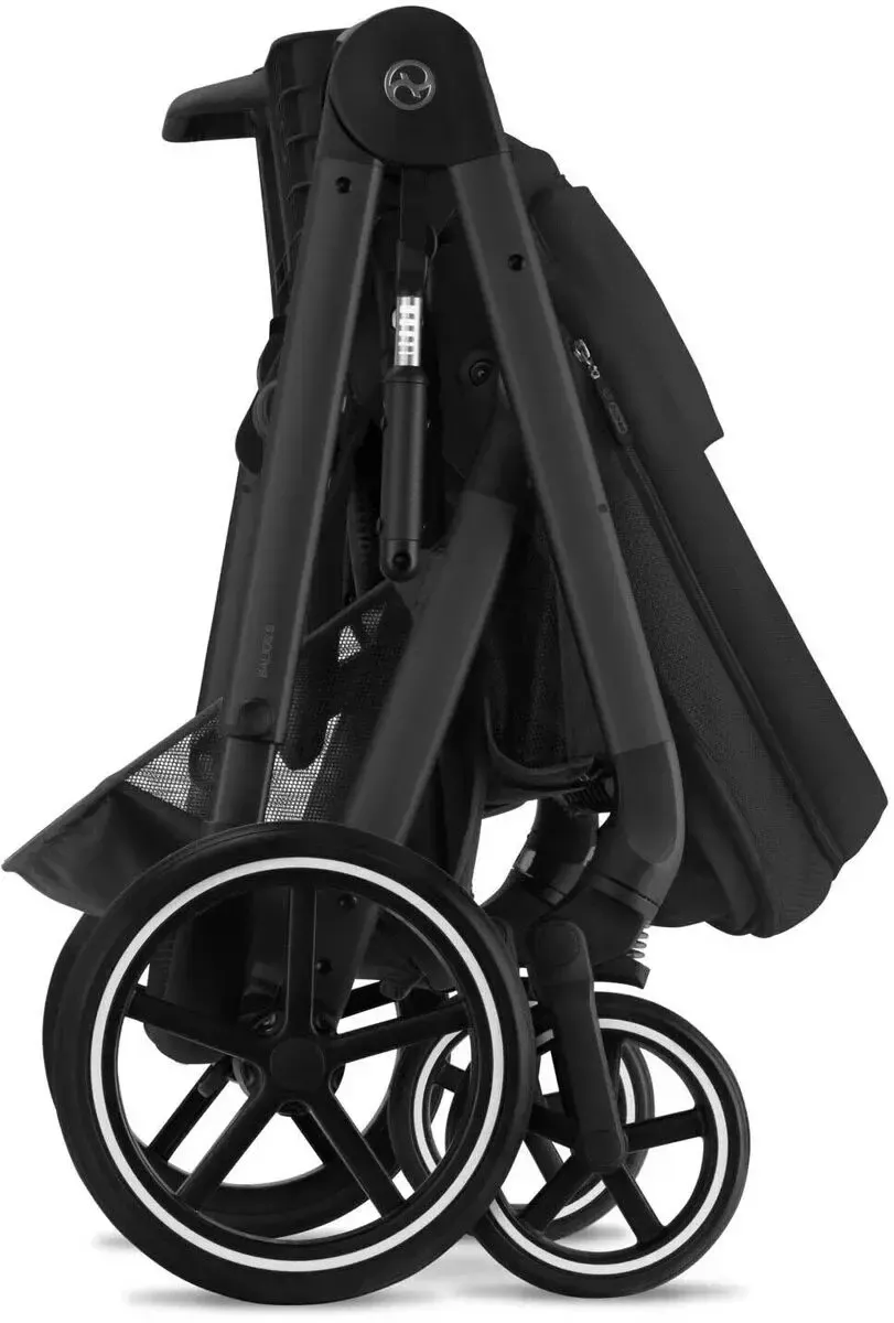 Barnvagnen Cybex Balios S när den är hopfälld. Här ser man att den inte tar speciellt mycket plats.