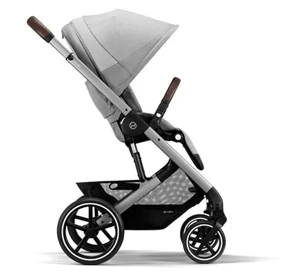 Cybex Balios S Lux från sidan. Det är en bra sittvagn för grusvägar, skogen och andra ojämna terränger.