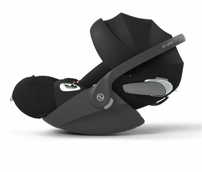 Cybex Cloud T är ett babyskydd med fullt liggläge så att bebisen kan sova bekvämt.