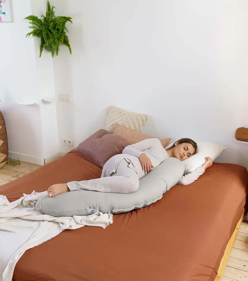 Doomoo Amnings- & Gravidkudde är en av de bästa kuddarna att använda för gravida kvinnor som vill ha avlastning när man sover. Den är stor och bekväm.