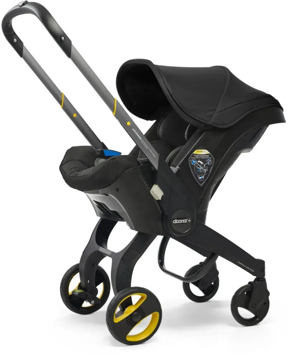 Doona+ Babyskydd med hjul sparar in plats tack vara att det är en bilstol och barnvagn i ett.