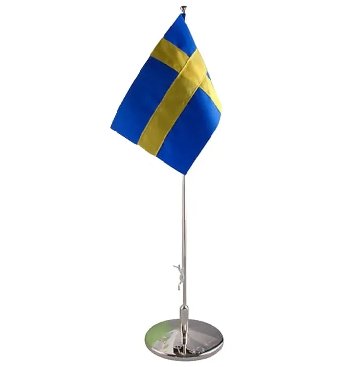Dopflaggstång i silver med gravering är en klassisk och lyxig dopgåva som passar både kille och flicka.