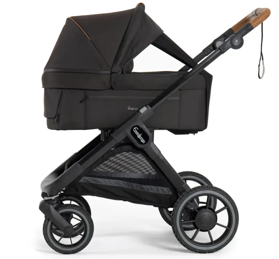 Emmaljunga SENTO MAX ERGO+ Outdoor är den barnvagn som vinner bäst i test i terrängklassen. Med suverän fjädring, rejäla hjul och en stabil konstruktion kan den köras i skog och grusvägar.