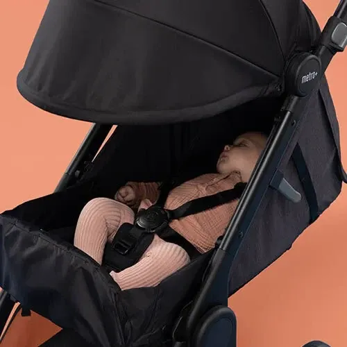 Bild på resevagnen Ergobaby Metro+ där det syns en sovande bebis.