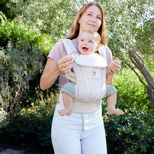 ERGOBABY OMNI BREEZE är bästa bärselen överlag och erbjuder en ergonomisk komfort med svala tyger som andas. Mjuk och bekväm rakt igenom och kan bäras på både mage, höft och rygg.