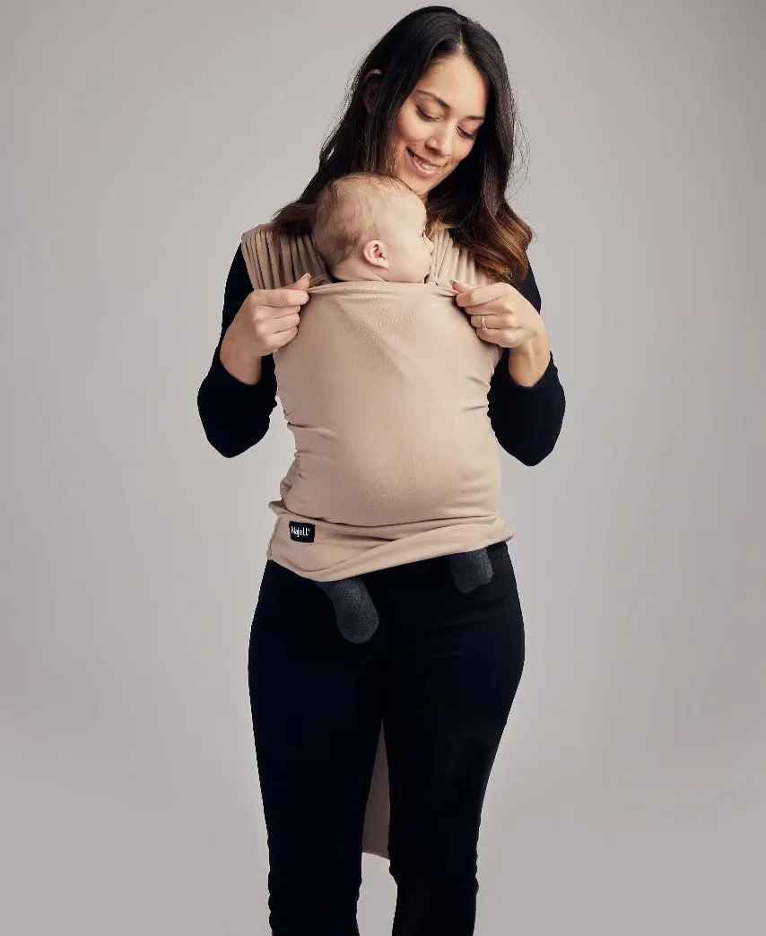 Ett exempel på en färdigknuten bärsjal, där man ser mamman justera den med en bebis i.