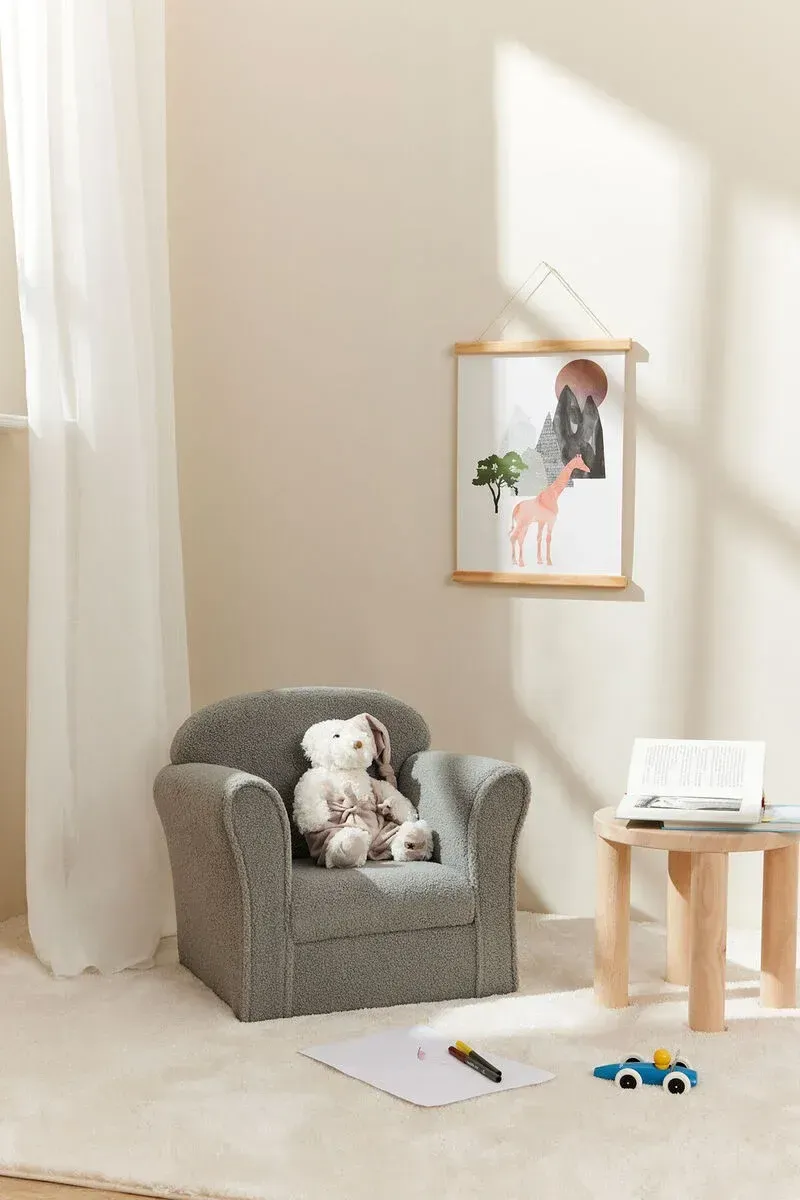En egen fåtölj är ett bra presenttips för en 3 åring. Då kan de sitta själv i sitt rum eller vardagsrummet.
