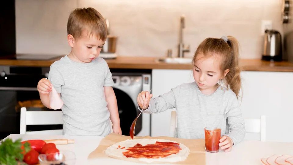 Låt barnen hjälpa till med maten vid VAB. Ni kan göra egna pizzor där barnet får dekorera själv.