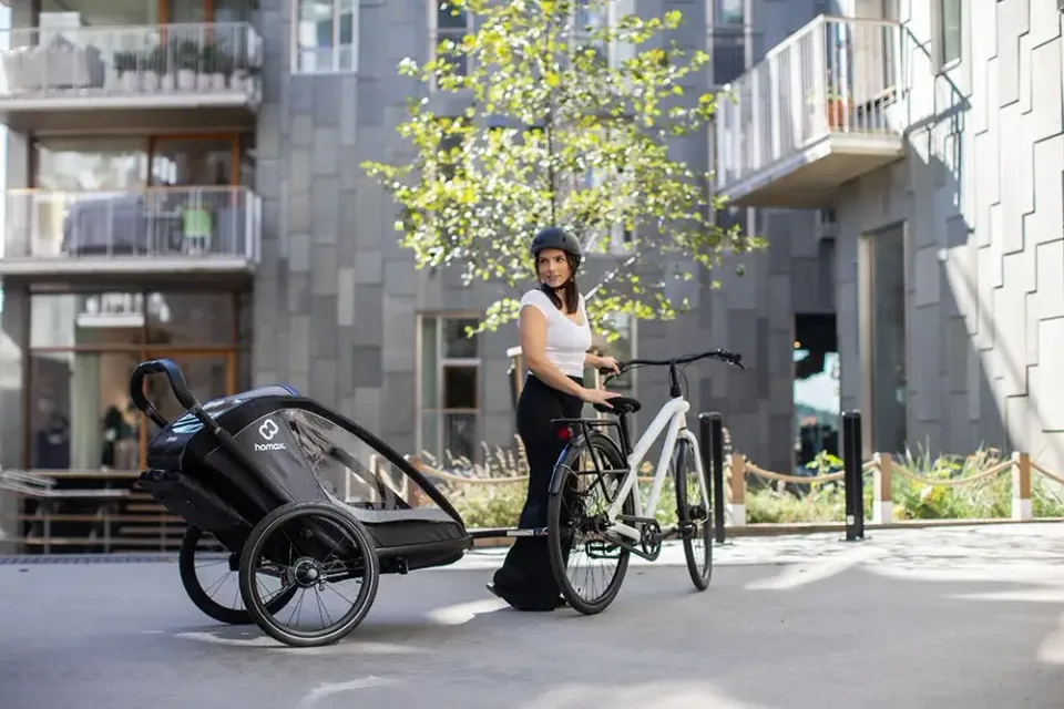 Cykelvagnen Hamax Cocoon när en används och testas ut i stadsmiljö.