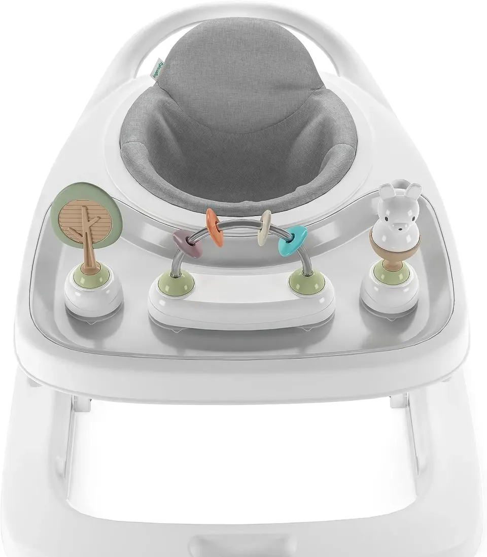 Leksakerna hos gåstolen Ingenuity Step & Sprout™- First Forest™ 3-In-1 Gåstol. De kan även tas bort och så får man en bricka på stolen i stället.