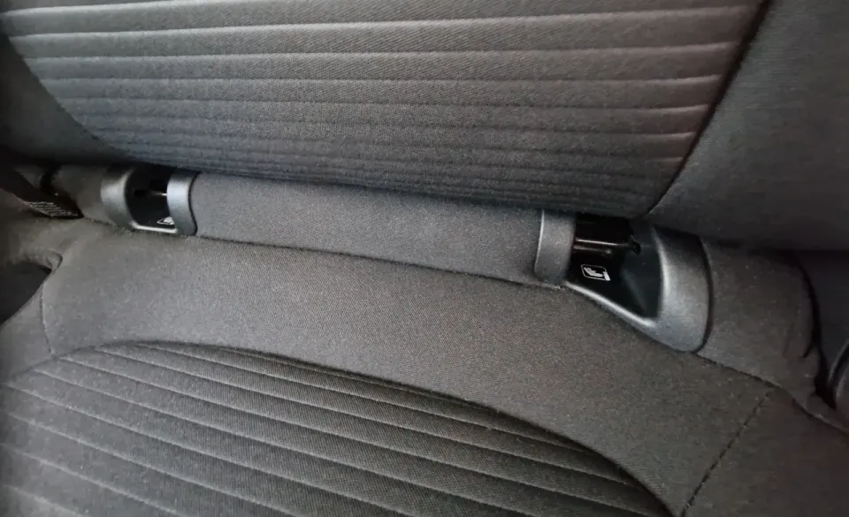 ISOfix fästen i en bil, tagna av Barntipsen.se.