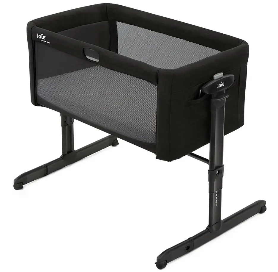 Joie Roomie Glide är en bäst i test bedside crib som är fullmatad med bra funktioner för föräldrar och bebis. Den kan vaggas, rullas, tiltas och höjas utan bekymmer.
