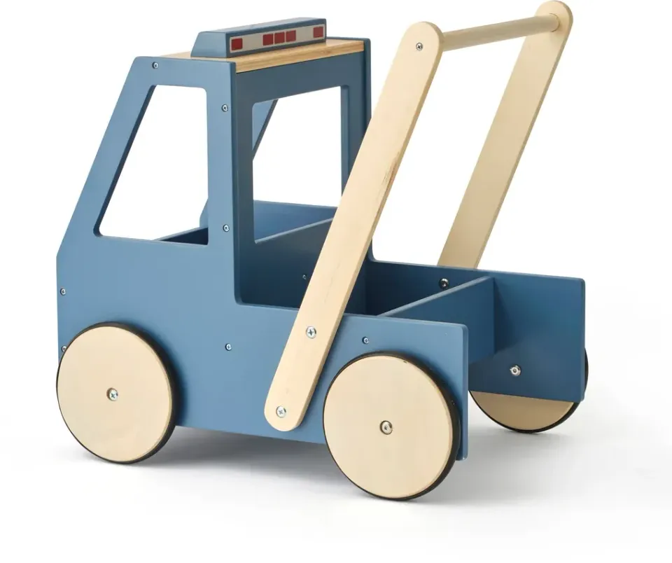 Kids Concept Aiden är en lastbils gåvagn med gott om förvaringsutrymme, perfekt för att ta med sig gosedjur och leksaker på äventyr.