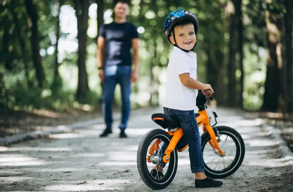 Lära barn att cykla ger dem en ökad självständighet och frihet. Vår guide tipsar dig hur du gör.